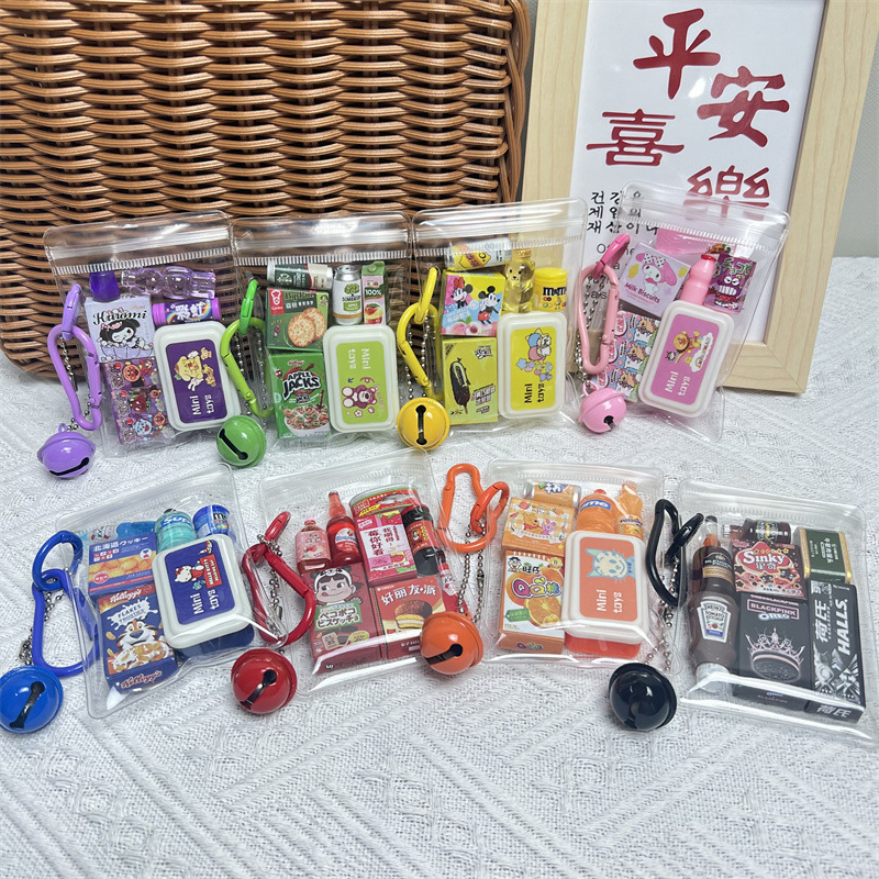 かわいいミニチュアの鼻の子供が食事をして遊んでいます。|undefined
