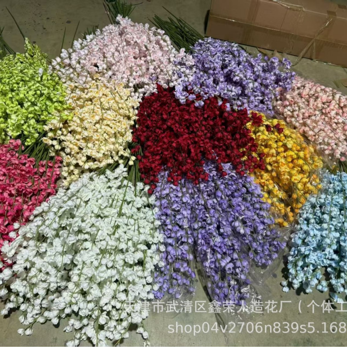 Simulación de 4 ramas altas flores de línea violeta decoración de bodas sala de flores de seda techo alto material floral camino de guía de flores