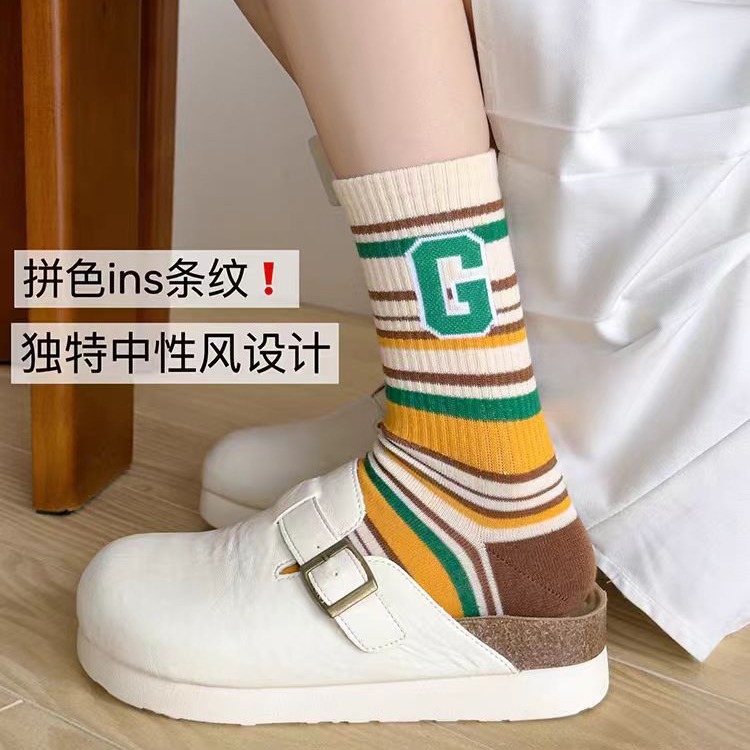 Calcetines retro americanos Calcetines de cuatro estaciones Calcetines de tubo a rayas Color de contraste Escuela británica Estilo Mori Calcetines con letras Pareja