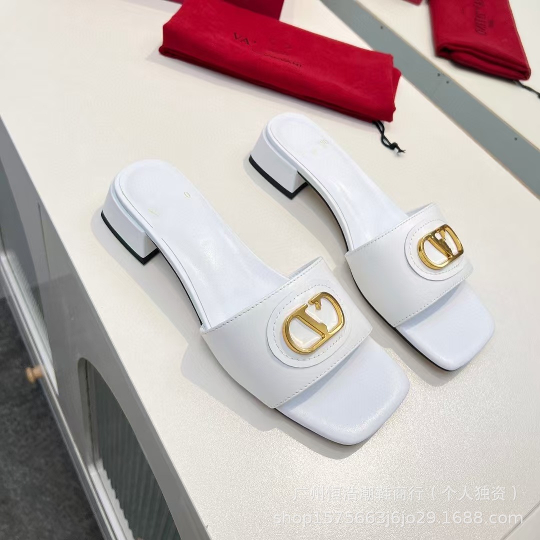 Alta versión 2025V casa de tacón bajo punta cuadrada punta abierta zapatillas clásicas de mujer con hebilla en V zapatillas de mujer de cuero exterior zapatillas de mujer