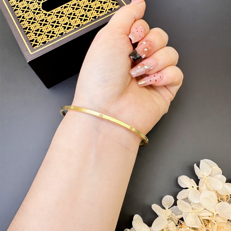 Brazalete de anillo de oro de Vietnam simple letras de inglés ligero lujo fresco alto nivel sensación de nicho pulsera aleación de cobre al por mayor