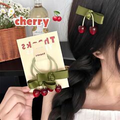 夏の甘い少女の心の蝶結びのさくらんぼのヘアピン