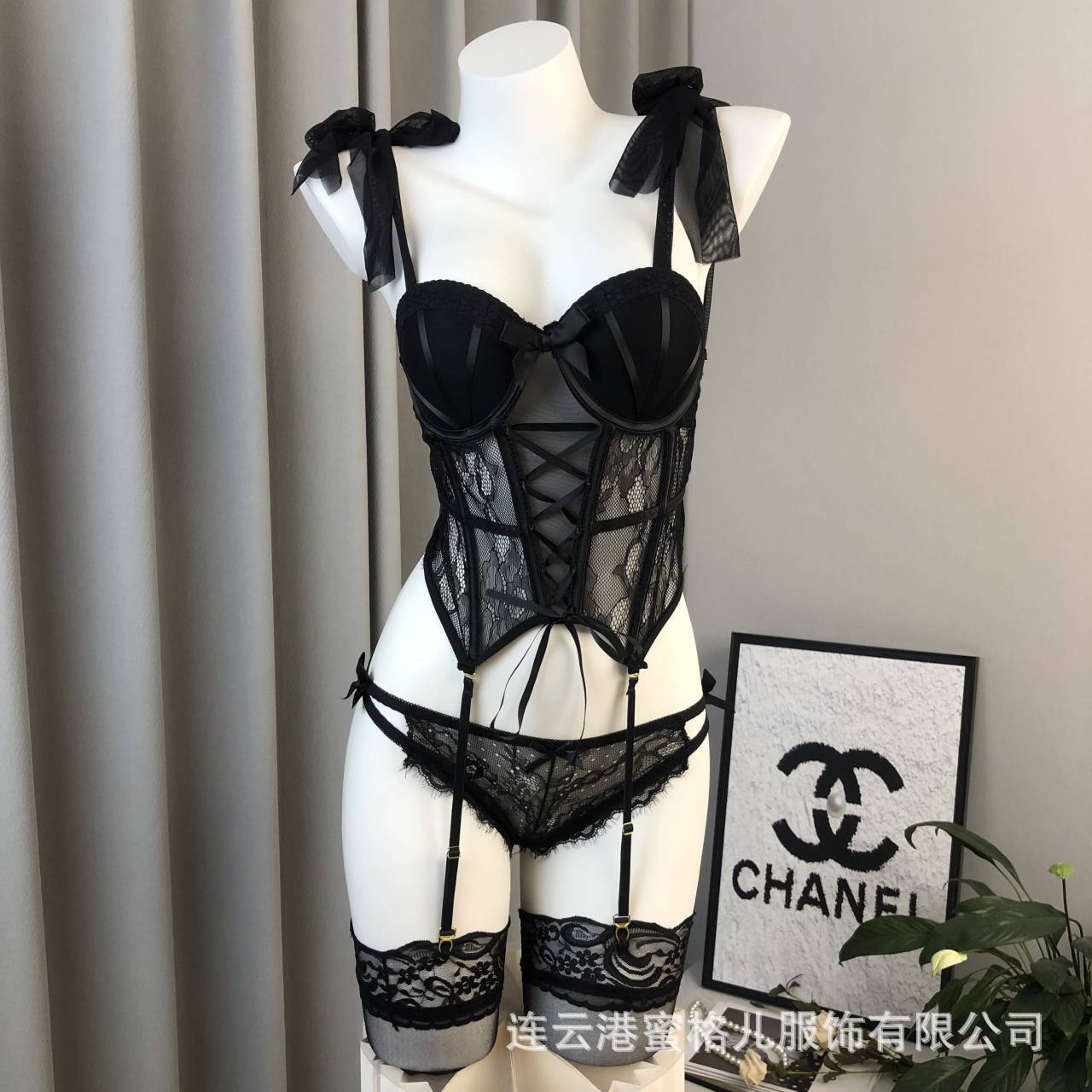 검은 가슴 패드 조끼 + 속옷 + 검은 스타킹