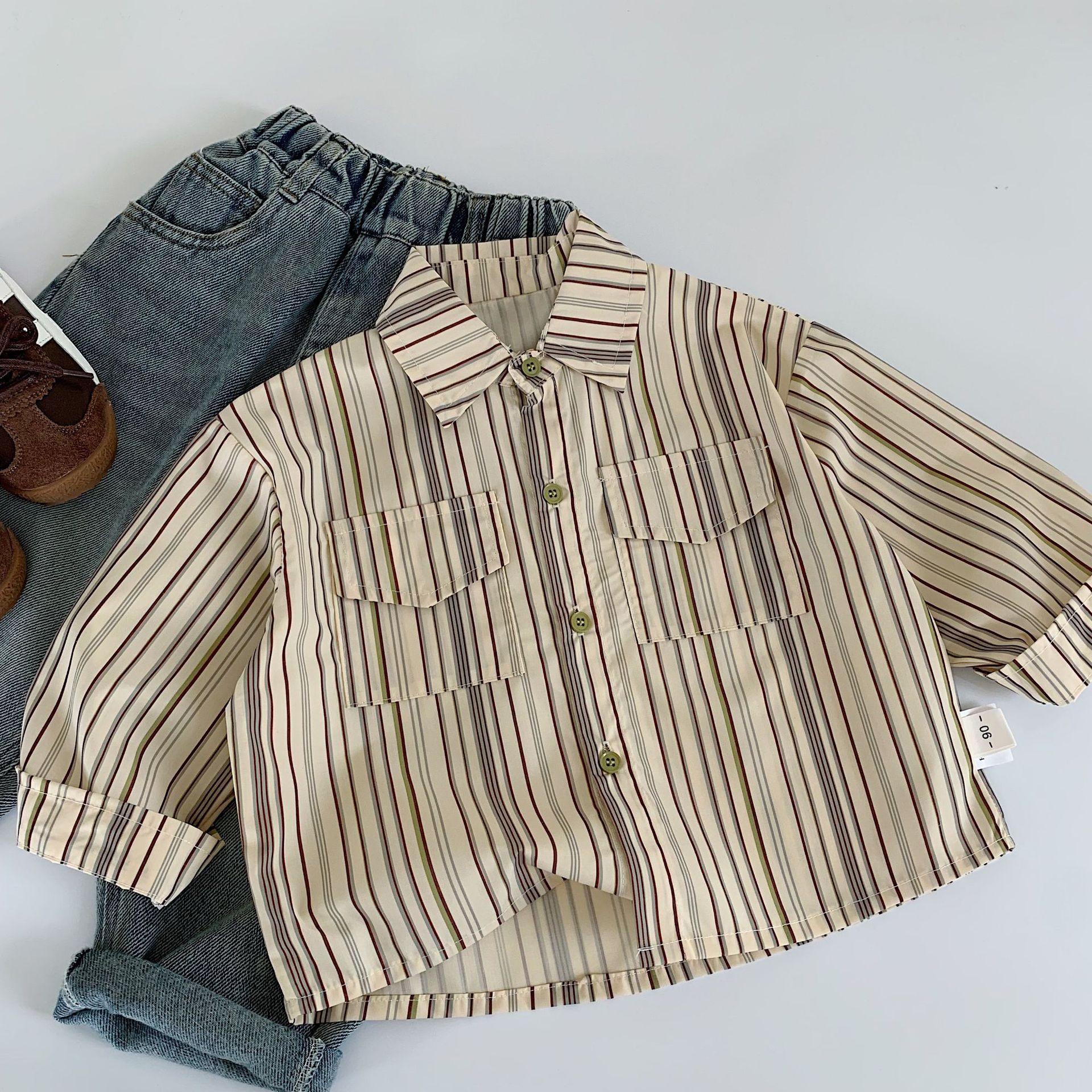 Camisa para niños Maibao 2025 primavera nueva versión coreana de la camisa hermosa a rayas para niños tops de primavera y otoño para niños