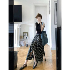 春の服装はファッション的な洋風の減齢が痩せて肉の気質を隠してカジュアルなベストのスカートの2つのセットを組み合わせている