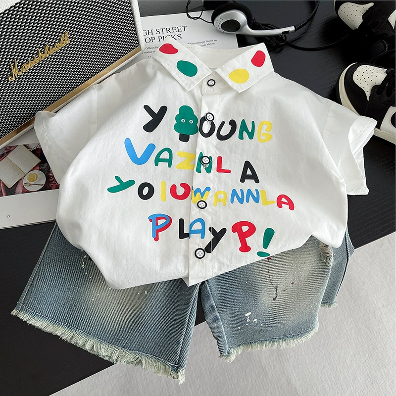 Летний костюм для мальчиков с коротким рукавом 2025, новая модная детская одежда, стильный и красивый комплект из двух предметов, модный набор для детей.