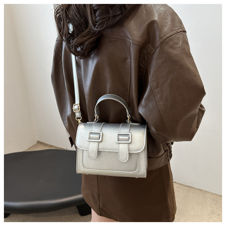 A new 2024 trendy and retro single-shoulder crossbody small square bag for girls, a niche British-style handbag undefined