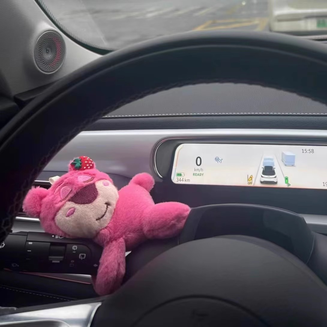 Strawberry Bear Gear muñeca volante decoración luces de dirección percha muñeca manejo de automóviles decoración interior