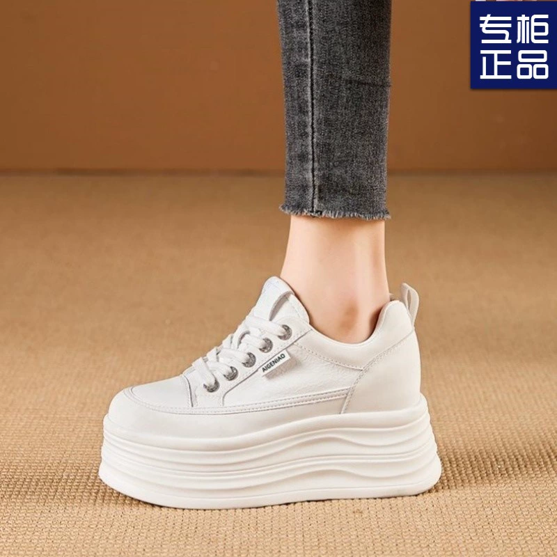 Белые туфли 8 см для женщин, весна 2025, новые белые кроссовки на толстой подошве, 10cm маленьких женских туфель, увеличивающих внутреннюю высоту