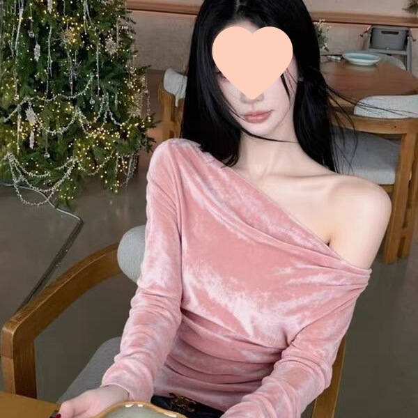 Sexy pink velvet off-shoulder long-sleeve T-shirt, 2026 new style, with a slightly dropped shoulder and a fitted silhouette, comes with a tag