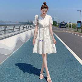 天丝绣花白色连衣裙2026夏季新款收腰显瘦气质领中长款仙女裙潮