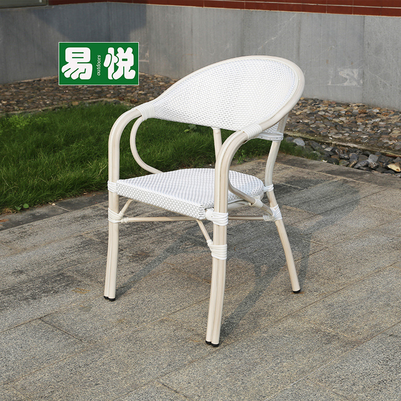 Tienda de té con leche Mesas y sillas al aire libre Sillas de mimbre de ocio de patio Juego de tres y cinco piezas Mesas y sillas exteriores de café Protector solar impermeable blanco