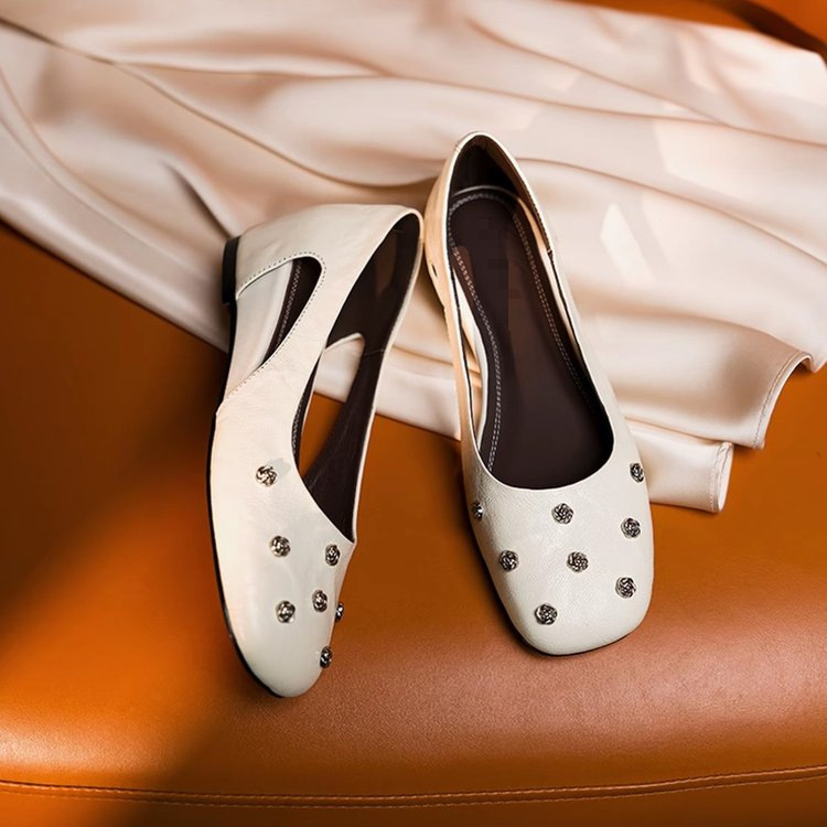 Remaches franceses temperamento de zapatos de verano para mujeres sandalias de tacón grueso 2026 nuevos zapatos planos