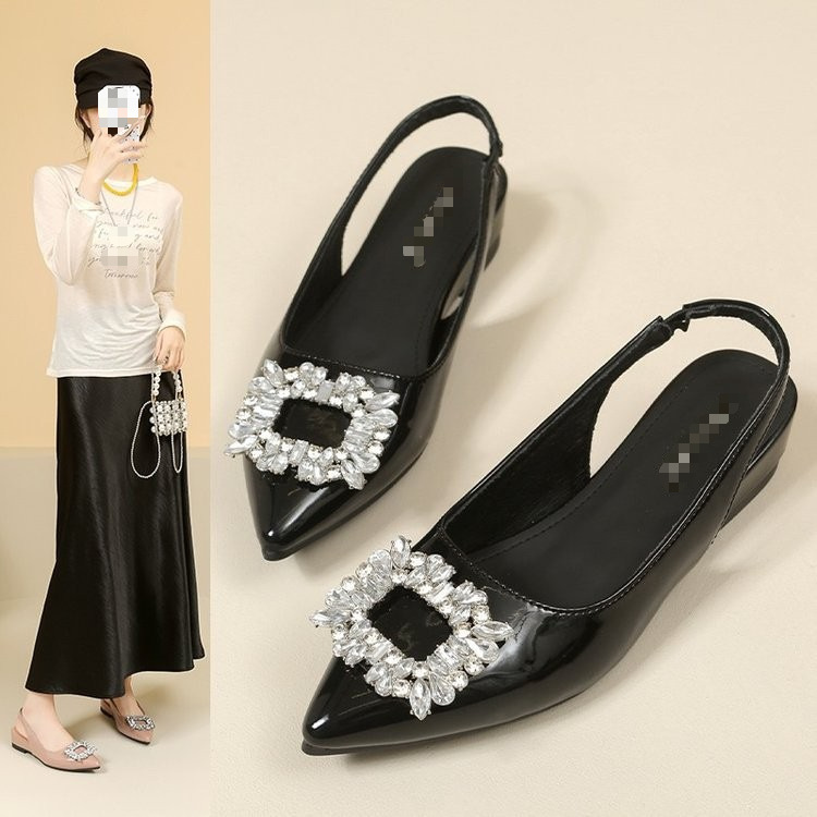 Baotou sandalias de mujer de diamante botón de talón bajo para usar zapatillas frías de verano 2026 nuevo estilo francés con falda puntiaguda detrás de zapatos vacíos