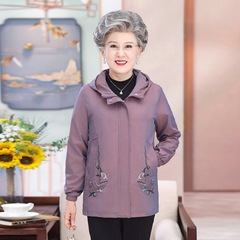 おばあさんの秋の服のコートは60-70歳の中高年のお母さんが春秋のカーディガンの上着のおばあさんの服を詰めます。
