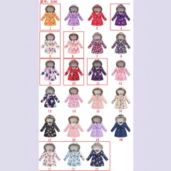 新型の女の子の中の大きい子供の欧米風のファッションは腰の多い花の色の保温の帽子の毛の襟の厚い綿入れのコートを収めます。