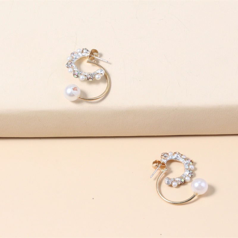 Fashionable cute geometric creative retro earrings from pearl