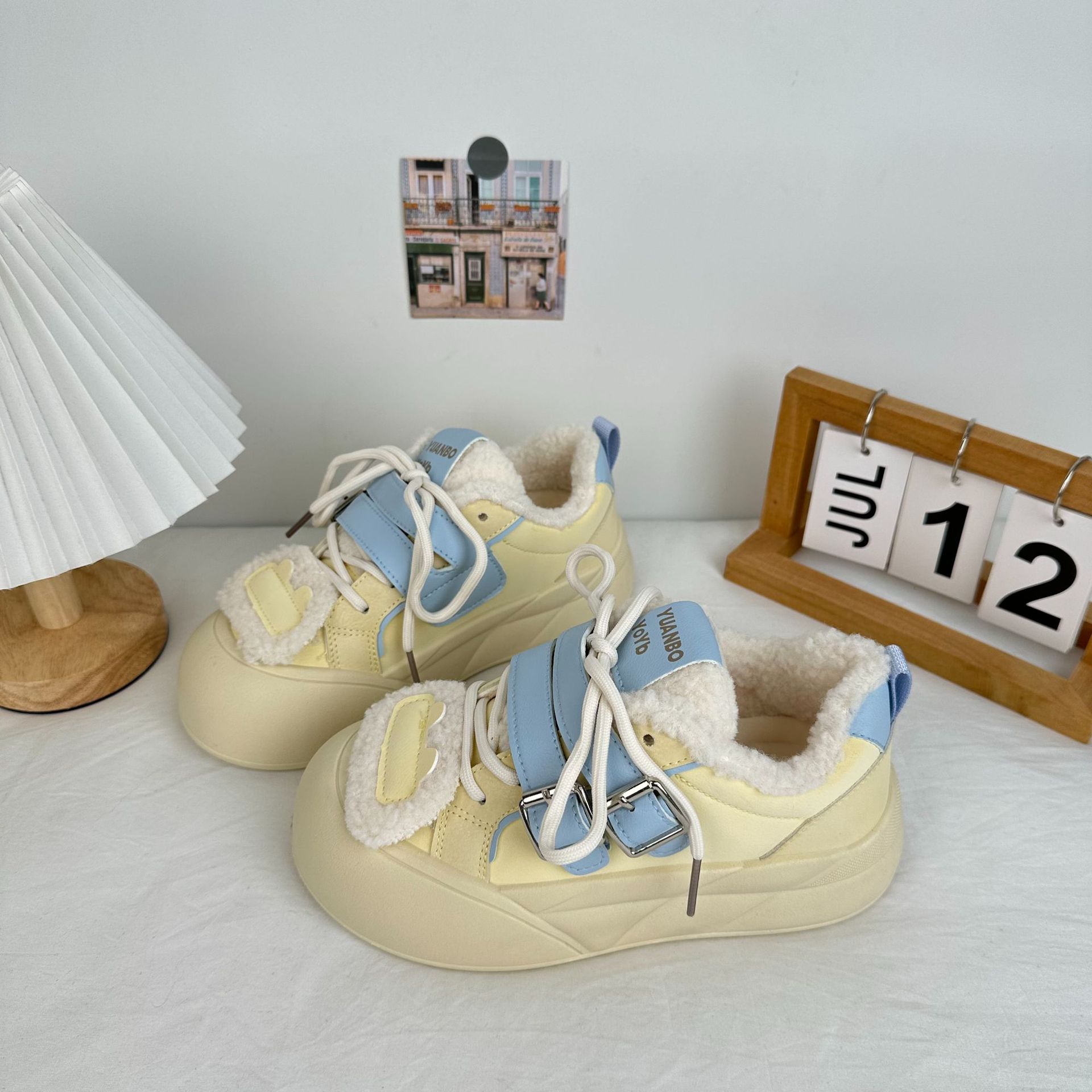 Zapatos de algodón de terciopelo de fondo grueso, zapatos blancos calientes de invierno de baja altura, 2024 versátiles, zapatos de skate casuales de nicho