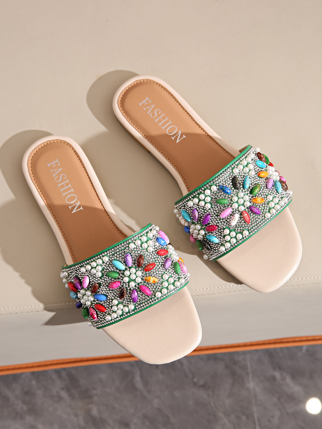 Sandali bassi da donna con strass e perle in stile etnico_voghion.com
