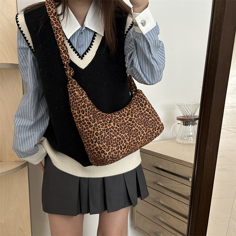 Bolso de moda clásico de leopardo coreano ins2024 otoño y invierno nuevo bolso de gran capacidad de literatura y arte perezoso