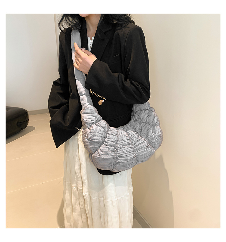 Femmes Moyen Nylon Couleur Unie Vêtement De Rue Fermeture Éclair Sac En Forme De Nuage display picture 14