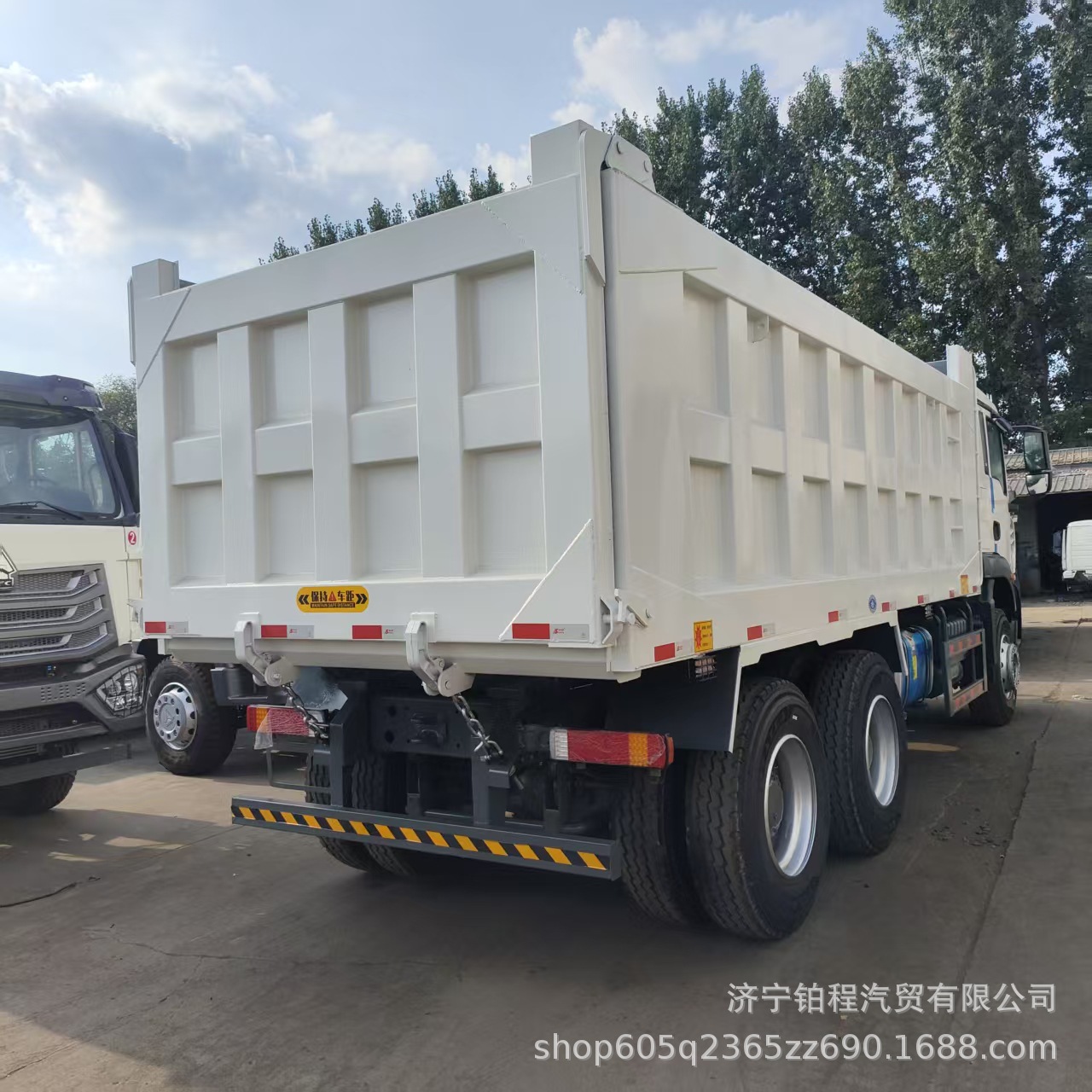 Export to Africa for cross-border sales of used HOWO dump trucks, heavy-duty dump trucks, with left and right steering options available