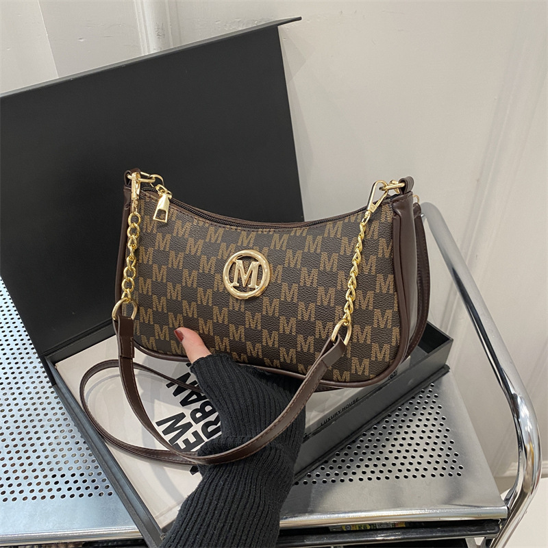 Este año, la moda de 2025, la nueva bolsa de nicho, la bolsa de hombro personalizada de estilo extranjero, la impresión de letras, la bolsa inclinada, la bolsa de media luna