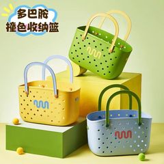 ドーパミンはお風呂のかごを持っています。学生寮でお風呂に入っています。