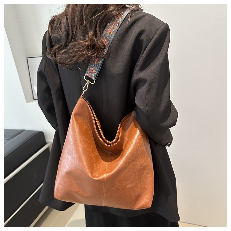 Bolso de mujer de moda bolso de cercanías 2024 nuevo bolso de hombro simple de gran capacidad retro versátil popular bolsa de mensajero