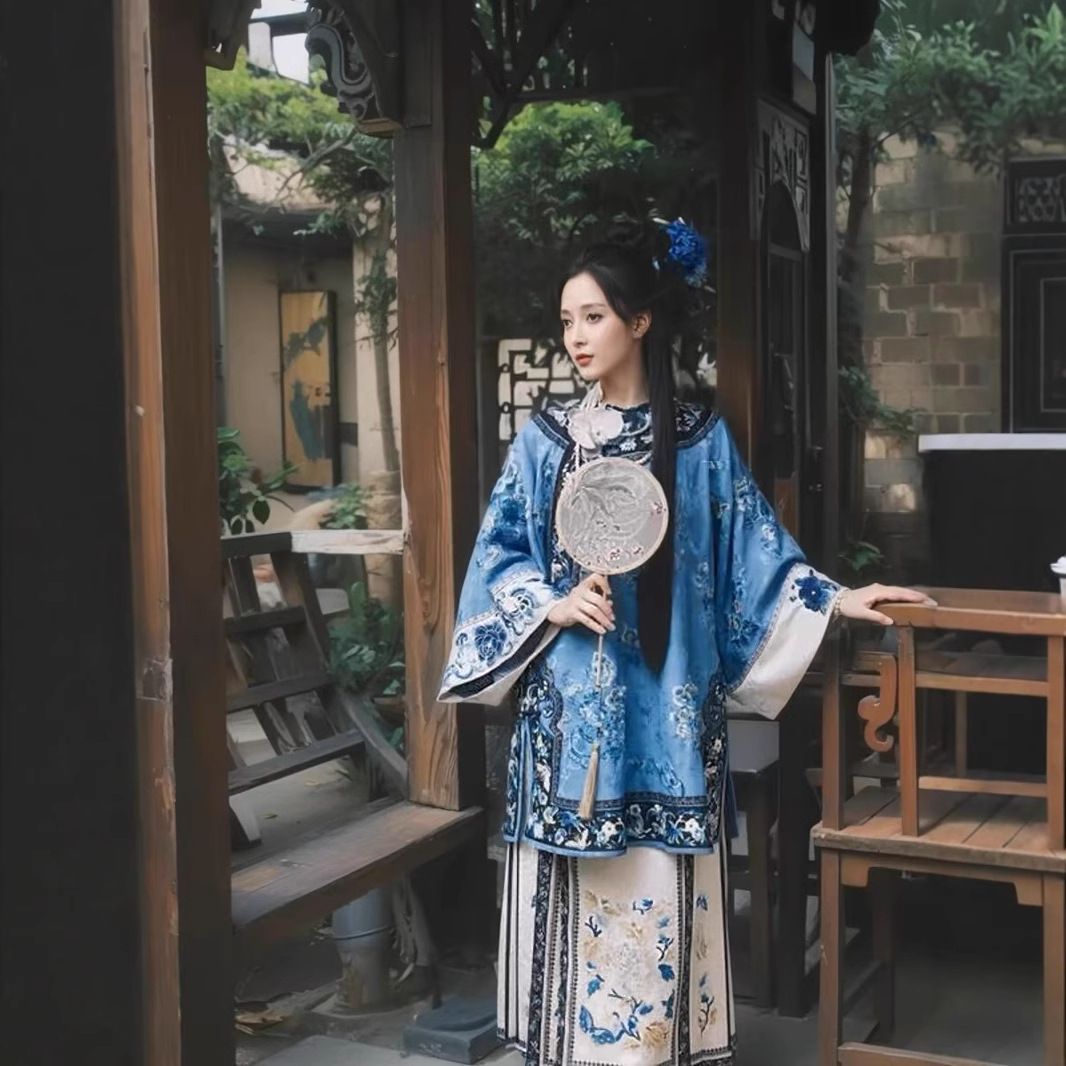 清汉女晋商少奶奶摄影服圆领斜襟上衣马面裙清朝服装格格旗装蓝色