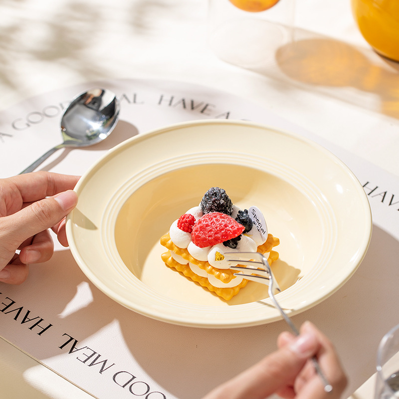 Plato de estilo crema de aspecto alto plato de cerámica simple plato de cena restaurante de alta gama hogar pasta redonda Placa de sombrero de paja
