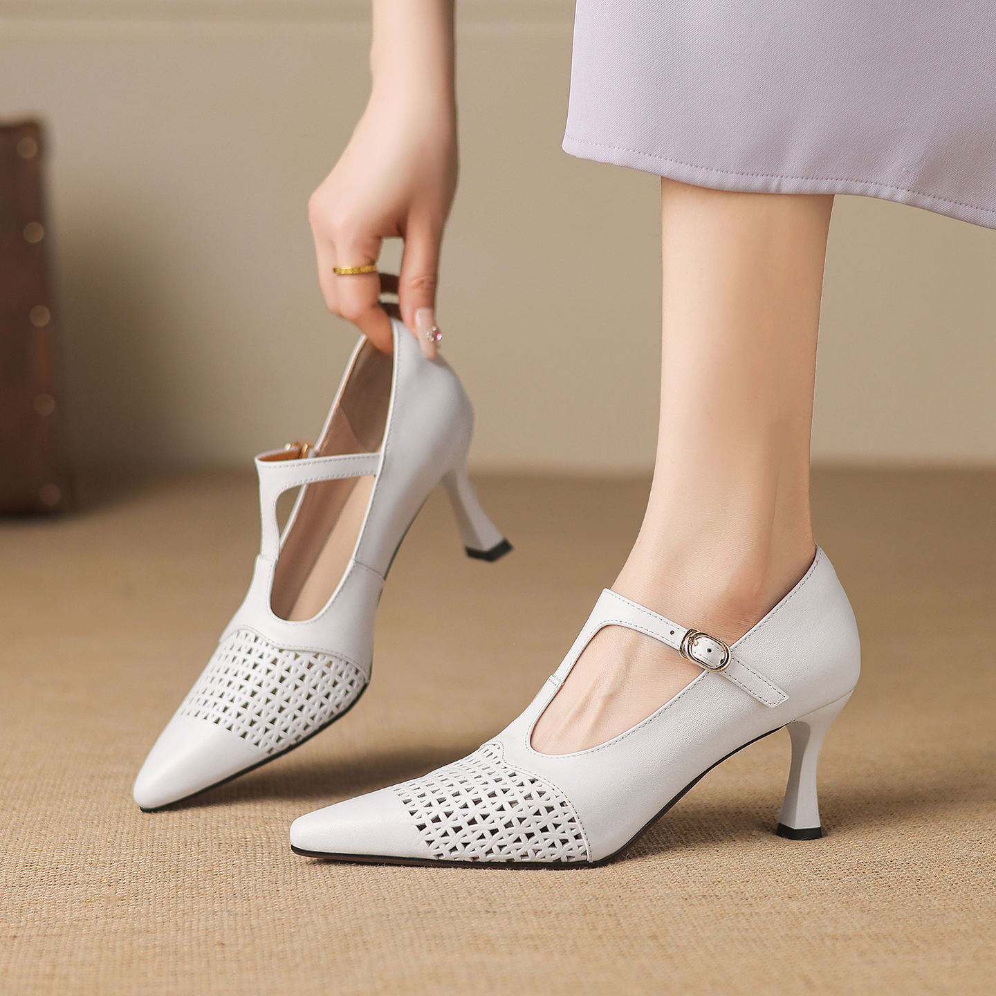 Giày cao gót nữ mũi nhọn da bò quai chữ T, gót 7 cm, kiểu hở mũi — đen