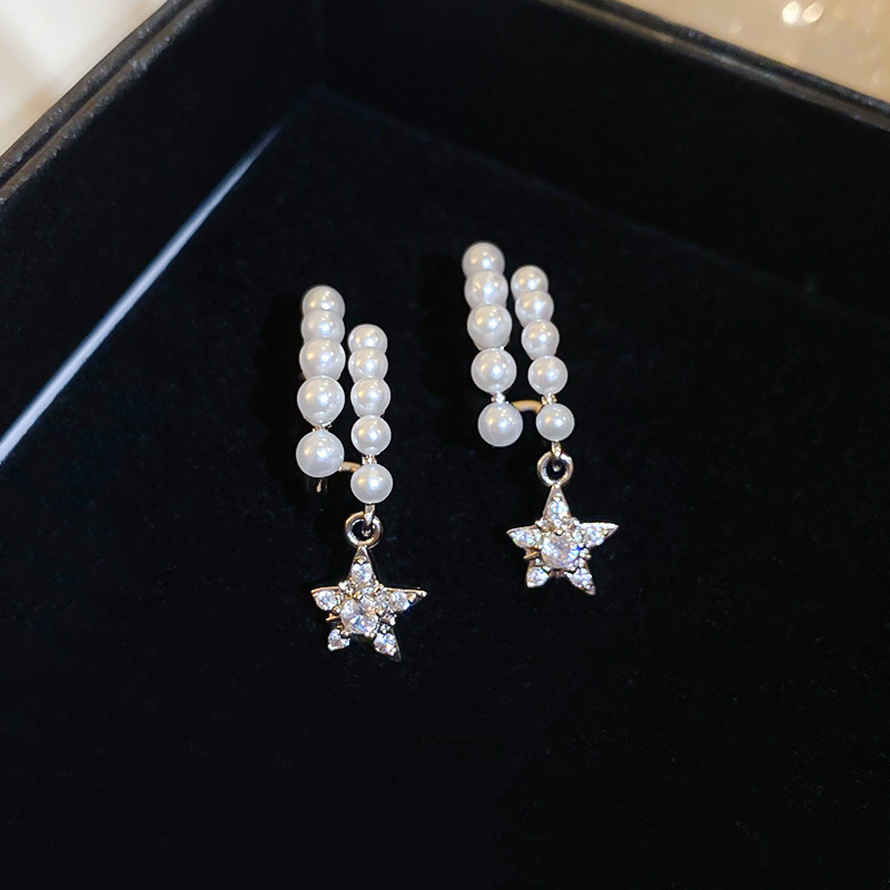 Pendientes de perlas artificiales de mariposa de aguja de plata Pendientes de todo fósforo de nicho retro femenino Pendientes de temperamento de moda Lujo ligero de alta gama