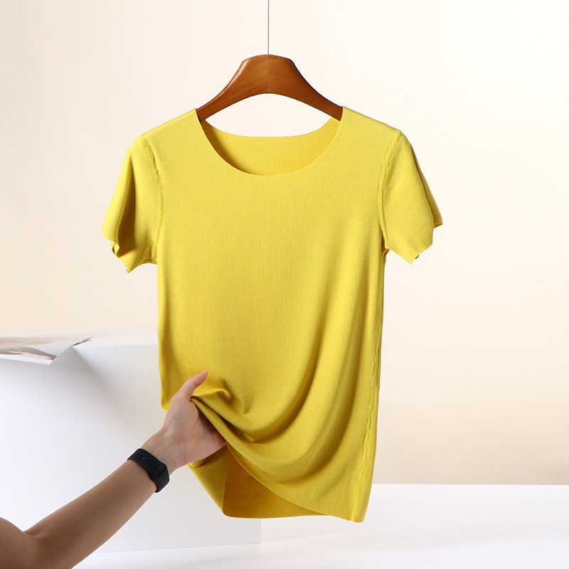 ネジのモーダルラウンドネック半袖tシャツを着ています。女性は夏にスリムに見えます。|undefined