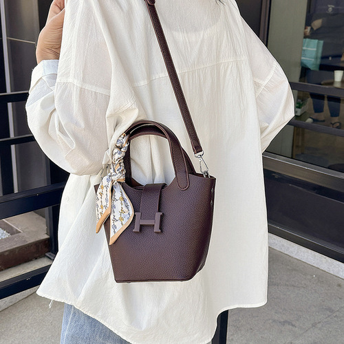 小众包包女高级感手提水桶包包女新款潮时尚流行荔枝纹斜挎包