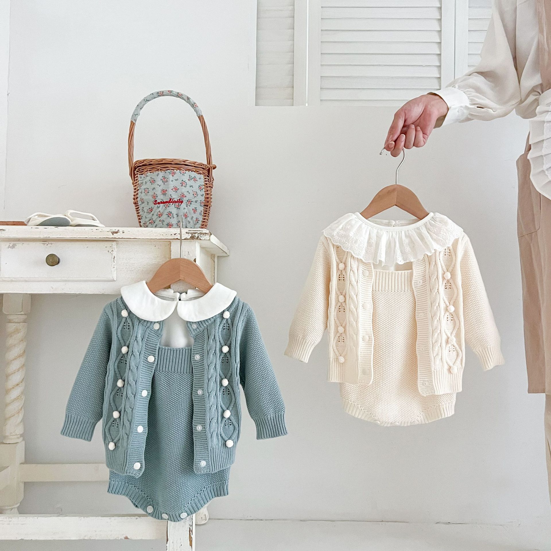 女童韩版秋冬套装婴儿复古毛球针织棉纱外套女宝宝洋气包屁背带裤