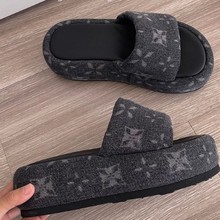 ���F؛��¶˼ͬ���ɫ���Ǻ������ţ���ɸ���һ����ЬŮ�ĕr��