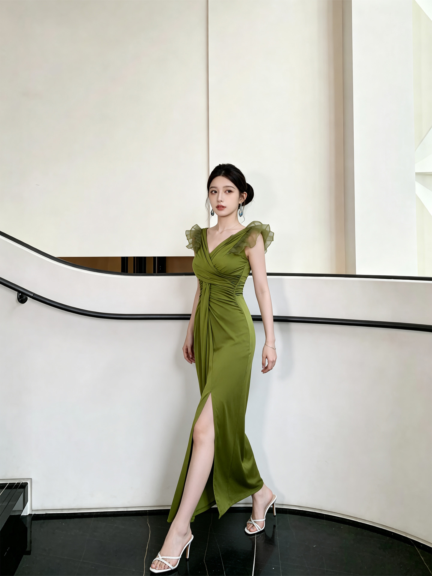 Váy suông midi cổ chữ V tay ngắn thiết kế lá sen xẻ tà — Xanh lá cây Matcha