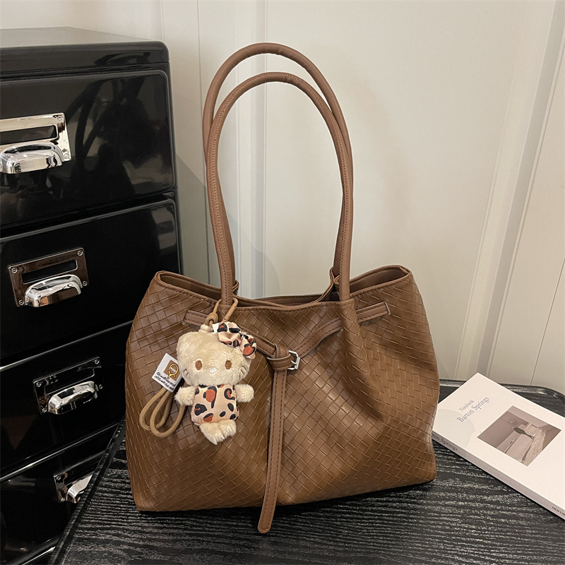 Versátil, simple, elegante, textura superior, primavera y verano, 2026 nueva bolsa de hombro para mujeres de viajes casuales de color sólido, plegado