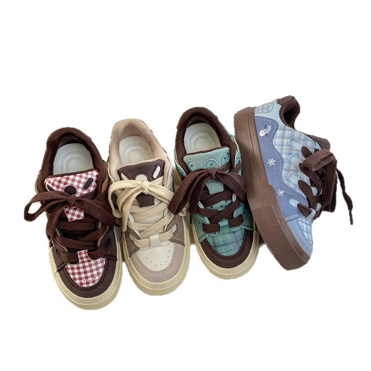 Zapatos deportivos blancos con suela gruesa, ajuste universal, otoño de 2025 nuevos zapatos de pan de nicho, zapatos de skate casuales retro cómodos para mujeres