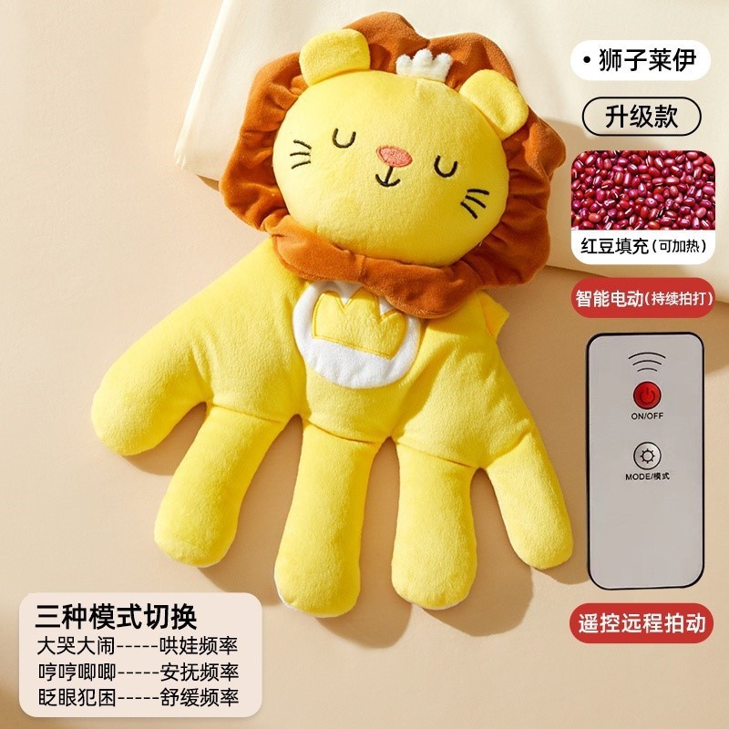 El bebé le da unas palmaditas en el trasero para conciliar el sueño.