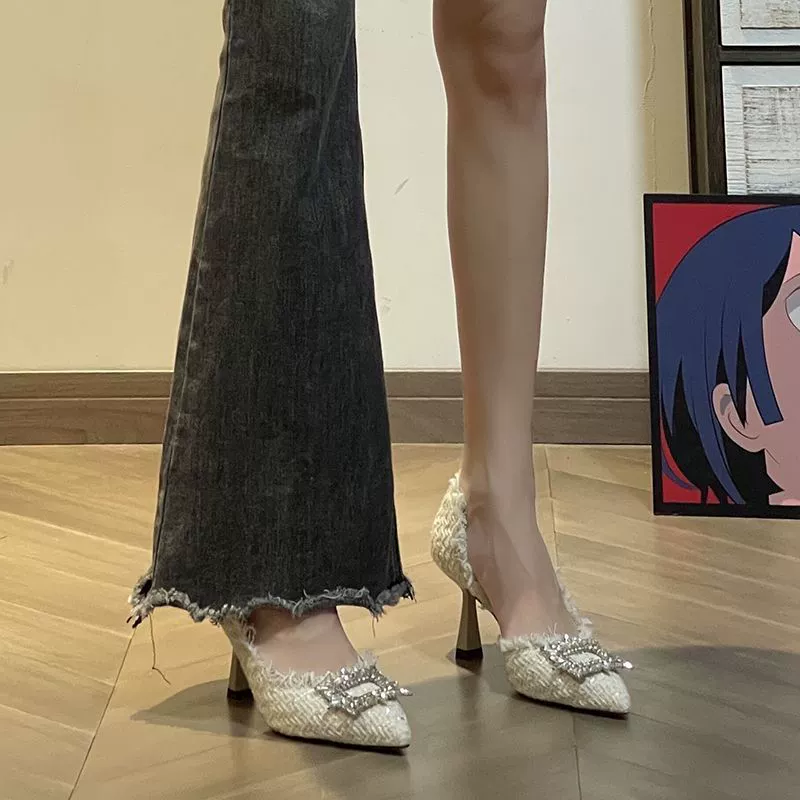 Белые лунные высокие каблуки на шпильке 2023 Белые свадебные туфли в стиле Chanel с острым носком и квадратной пряжкой со стразами Элегантная французская обувь для женщин