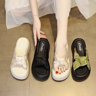 Thick-Soled Sandals for Women's Summer Outer Wear 2025 New Fashion with Skirts, Lightweight Non-Slip Beach Shoes for Small People to Increase Height