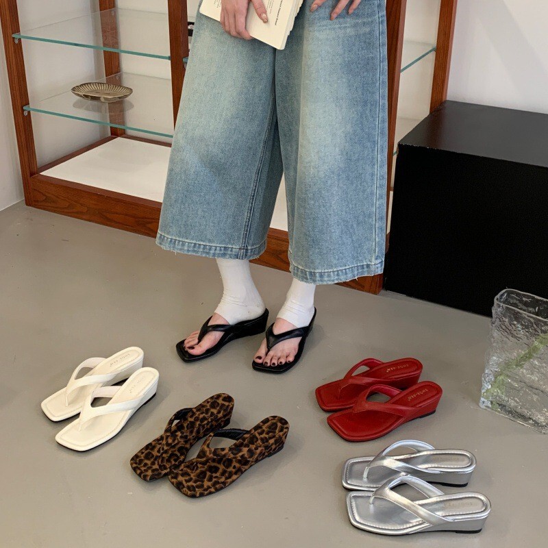 Widened Version~Leopard Print Flip-Flops for Women, Wedge Heel, Non-Slip Beach Slippers for Outdoor Wear, 2026 Summer New Women's Shoes Widened Version~Leopard Print Flip-Flops for Women, Wedge Heel, Non-Slip Beach Slippers for Outdoor Wear, 2026 Summer New Women's Shoes