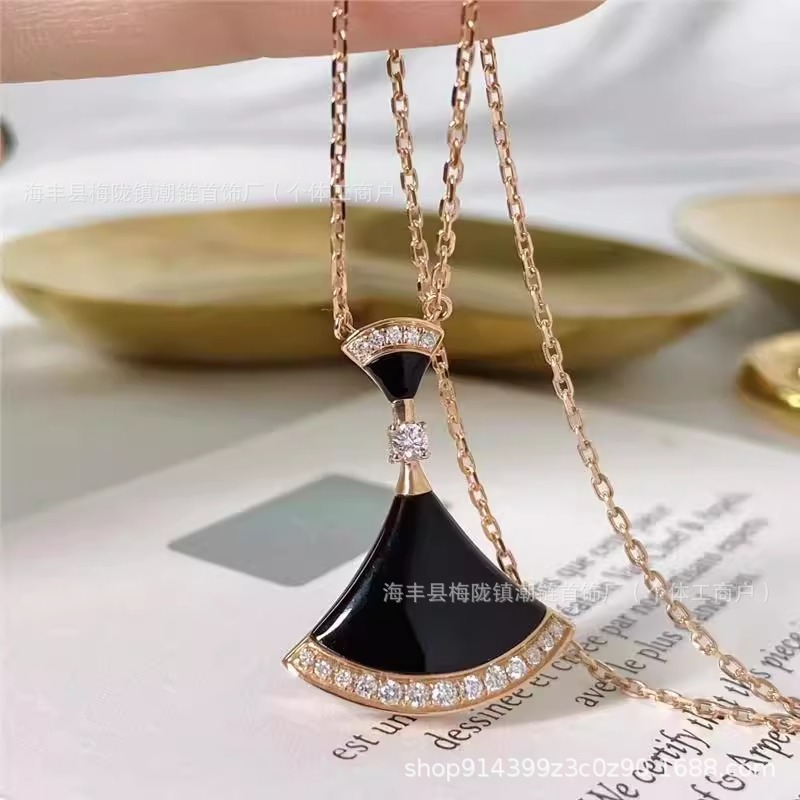 V金の小さいスカートのネックレスの女性の扇子の白い貝の母は18kのバラの金の扇形の玉髄のペンダントの鎖の代行をめっきします。