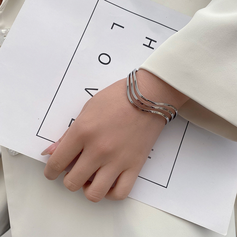 Pulsera de textura de metal europea y americana diseño de nicho pulsera de tres líneas personalidad versátil hombres y mujeres personalidad de moda pulsera de hip hop