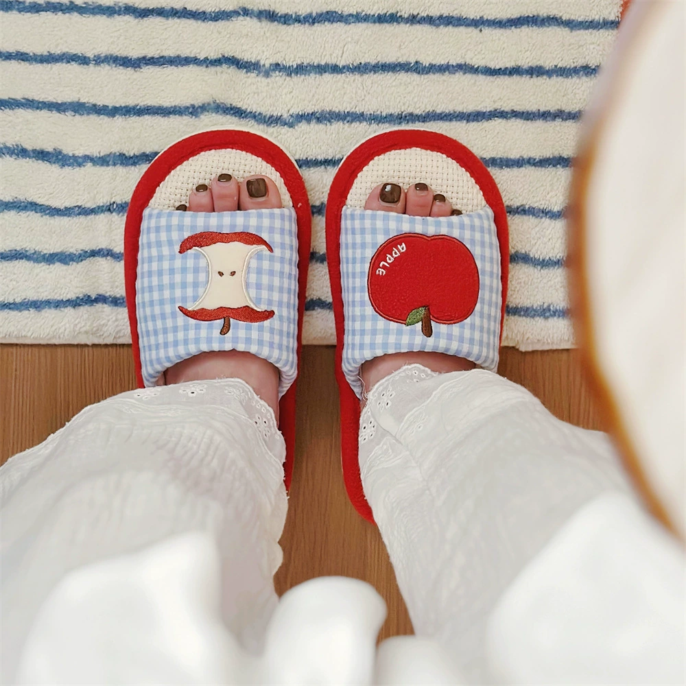 Впитывающие пот модные повседневные домашние туфли с кондиционером для женщин и студентов, милые клетчатые туфли с красным яблоком, весенне-летние туфли на мягкой подошве