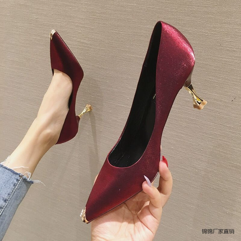 Корейская версия дикой одиночной обуви женская 2024 осенняя металлическая головка среднего каблука пригородного наконечного заостренного черного туфли на высоком каблуке женская парча