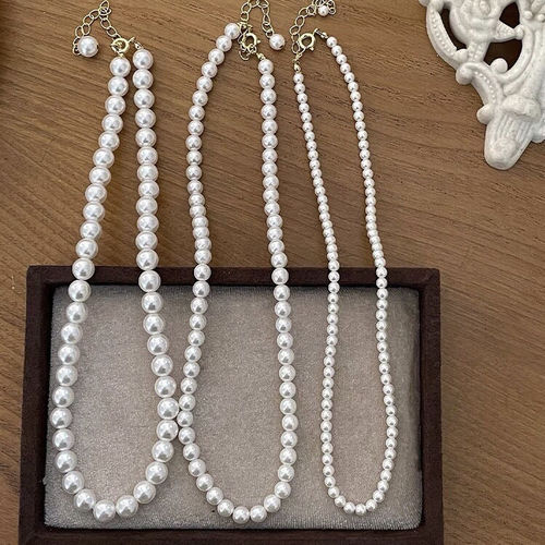 A versatile pearl necklace with a Korean fever-inspired style, featuring an Instagram-worthy, niche, and retro charm for stacking, a choker chain, and a minimalist neck chain.