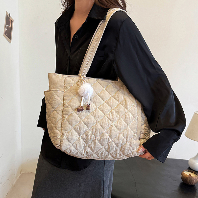 Women's Quilted Shoulder Bag Large Capacity Commuter Tote_voghion.com